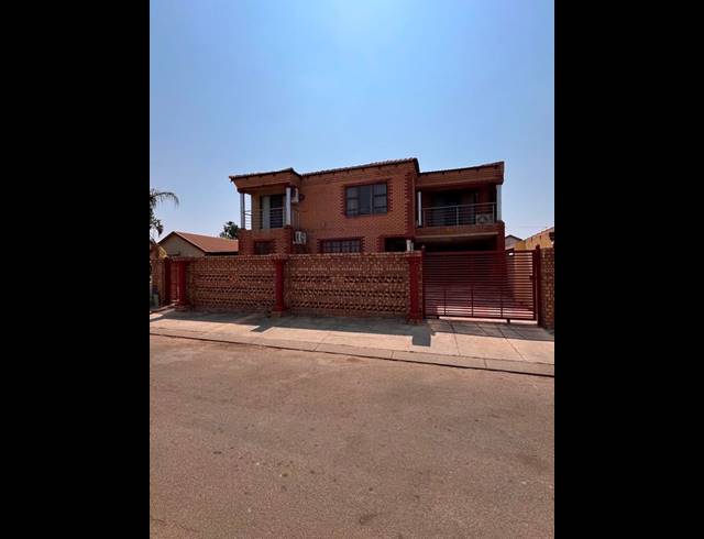 8 BEDROOM HOUSE FOR SALE IN LOTUS GARDENS